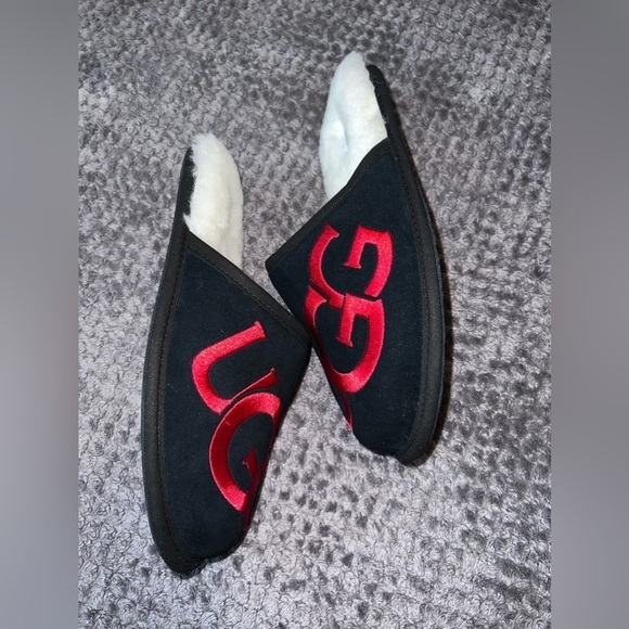 NWT UGG Scuff Logo Mens Slippers Suede Black Red US 8 UK 7 EU 41 main image 5